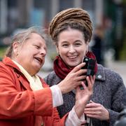 En kvinna tar en selfie med kulturminister Amanda Lind i Malmö i oktober 2021.