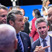 Arkivbild. Hegseth och Jonson vid ett Nato-möte i Haag i juni.  