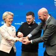 EU-kommisionens ordförande Ursula von der Leyen, Zelenskyj och Europeiska rådets ordförande Charles Michel.  Olivier Matthys / AP