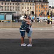 Kram utdelas vid Slussen i Stockholm. 