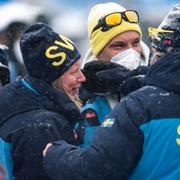 Sandra Näslund gratuleras efter guldet.