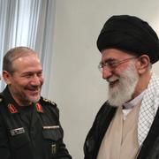  Yahya Rahim Safavi skakar hand med Ali Khamenei. Arkivbild. 