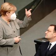 Tysklands förbundskansler Angela Merkel och hälsominister Jens Spahn.