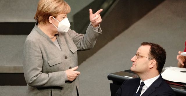 Tysklands förbundskansler Angela Merkel och hälsominister Jens Spahn. Michael Kappeler / TT NYHETSBYRÅN