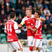 Kalmars Viktor Elm (mitten) jublar med lagkamraterna efter sitt 0-3 mål under måndagens fotbollsmatch i allsvenskan mellan GIF Sundsvall och Kalmar FF på Idrottsparken.