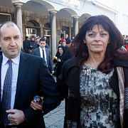 Rumen Radev och hans hustru Desislava Radeva efter att de precis röstat.