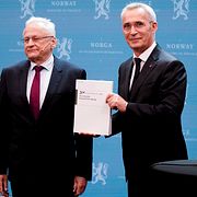 Norges finansminister Jens Stoltenberg – till höger – tar emot rapporten med nya etiska rekommendationer.