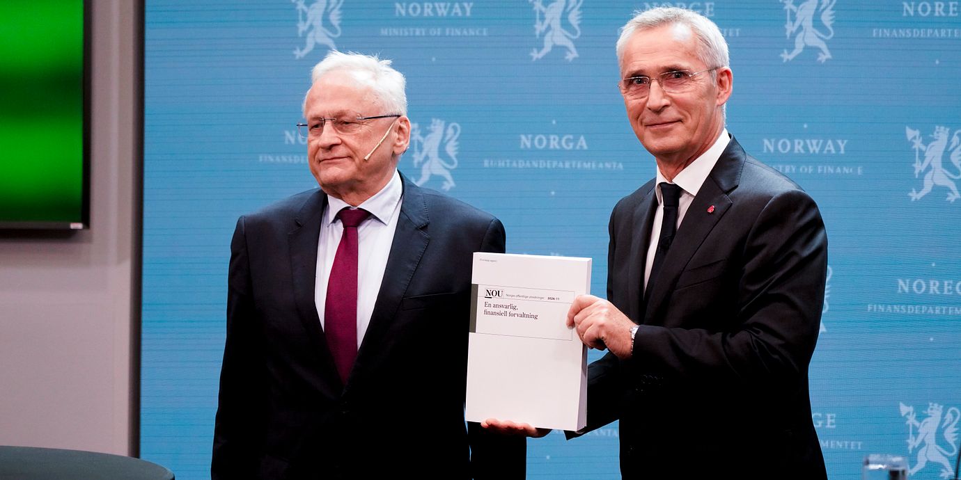 Norges finansminister Jens Stoltenberg – till höger – tar emot rapporten med nya etiska rekommendationer.