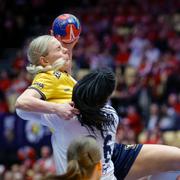 Sveriges Nina Koppang med bollen utmanas av Frankrikes Pauletta Foppa under fredagens semifinal. 