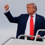 Donald Trump på väg från mötet i Alaska. 