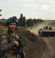 En ukrainsk soldat i närheten av Bachmut den 4 september. LIBKOS / AP