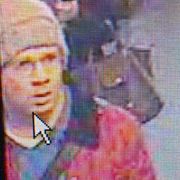 Den misstänkte tidningsskytten på övervakningsbilder.