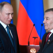 Putin och Arkadij Rotenberg och bild över palatset/Arkivbild