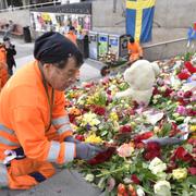 Blommorna vid minnesplatsen för attentatet på Drottninggatan monterades på söndagsmorgonen ner och läggs i stället i trappan ner mot Sergels Torg. José Morales är en av dem som arbetar med arrangemanget.