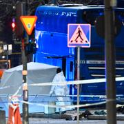 Polistekniker på plats efter bussolyckan i fredags.