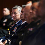 Högsta ledningen för den amerikanska militären lyssnar när president Donald Trump talar på Marine Corps Base Quantico, tisdag 30 september 2025.