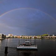
Regnbåge över Hammarby sjö i Stockholm. Illustrationsbild.