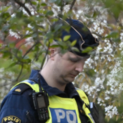 Polis vid brottsplatsen den 29 april 2025. Arkivfoto: Traditionellt valborgsfirande den 20 april 2024. 
