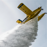 Illustrationsbild på ett vattenbombande flygplan/ SMHI:s brandriskvarning. 