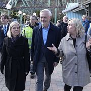Jonas Attenius tillsammans med bland annat Magdalena Andersson under ett av S-ledarens besök i Göteborg.