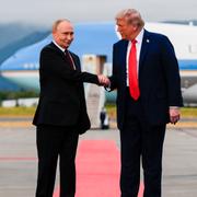President Donald Trump och Vladimir Putin innan mötet. 