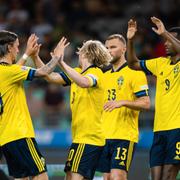 Kristoffer Olsson, Emil Forsberg, Jesper Karlström och Alexander Isak firar svenska målet.