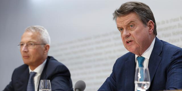Credit Suisses ordförande Axel Lehmann med UBS dito Colm Kelleher vid kvällens presskonferens. Peter Klaunzer / AP