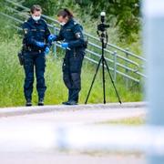 Polis och kriminaltekniker på plats vid en cykelväg där tioåringen attackerades. 