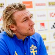 Emil Forsberg på en presskonferens under EM-kvalet 2023. 