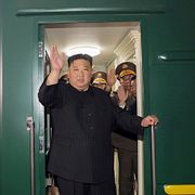Kim Jong-Un vinkar från sitt omtalade bepansrade tåg innan det lämnar Pyongyang, på en bild som släppts av den statlig nordkoreanska nyhetsbyrån. 