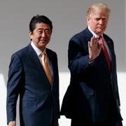 Japans premiärminister Shinzo Abe och USA:s president Donald Trump vid ett tidigare möte, 10 februari 2017. 