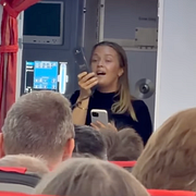 Maria Holand Tøsse sjunger/Norska flaggan på halv stång vid slottet.