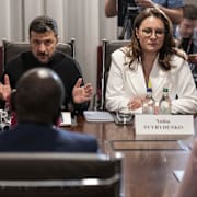 Volodymyr Zelenskyj tillsammans med landets premiärminister Julia Svyrydenko. 