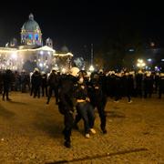 Polis griper demonstranter i Belgrad på söndagen. 