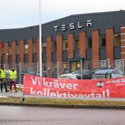 Strejkvakterna Arturo Vasquez Sandoval och David Risberg utanför Teslas Servicecenter i Segeltorp, december 2023.