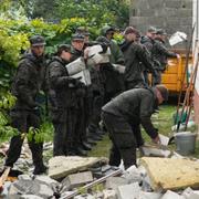 Polska försvarsmakten städar upp efter att ryska drönare skjutits ner.