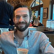 Pappan Joel Gavalas till vänster, sonen Jonathan Gavalas till höger.