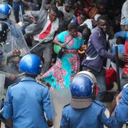 Anhängare av oppositionen i Zimbabwe omringas av polis.