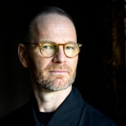 Regissören Joachim Trier inför premiären av filmen ”Sentimental value”. 