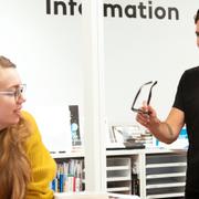 Elin Hilme Klint och Anders Nilsson, bibliotekarier på Hässelby Villastads bibliotek. 