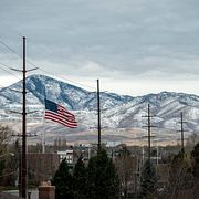 En amerikansk flagga vajar över staden Bountiful i Utah. Arkivbild.