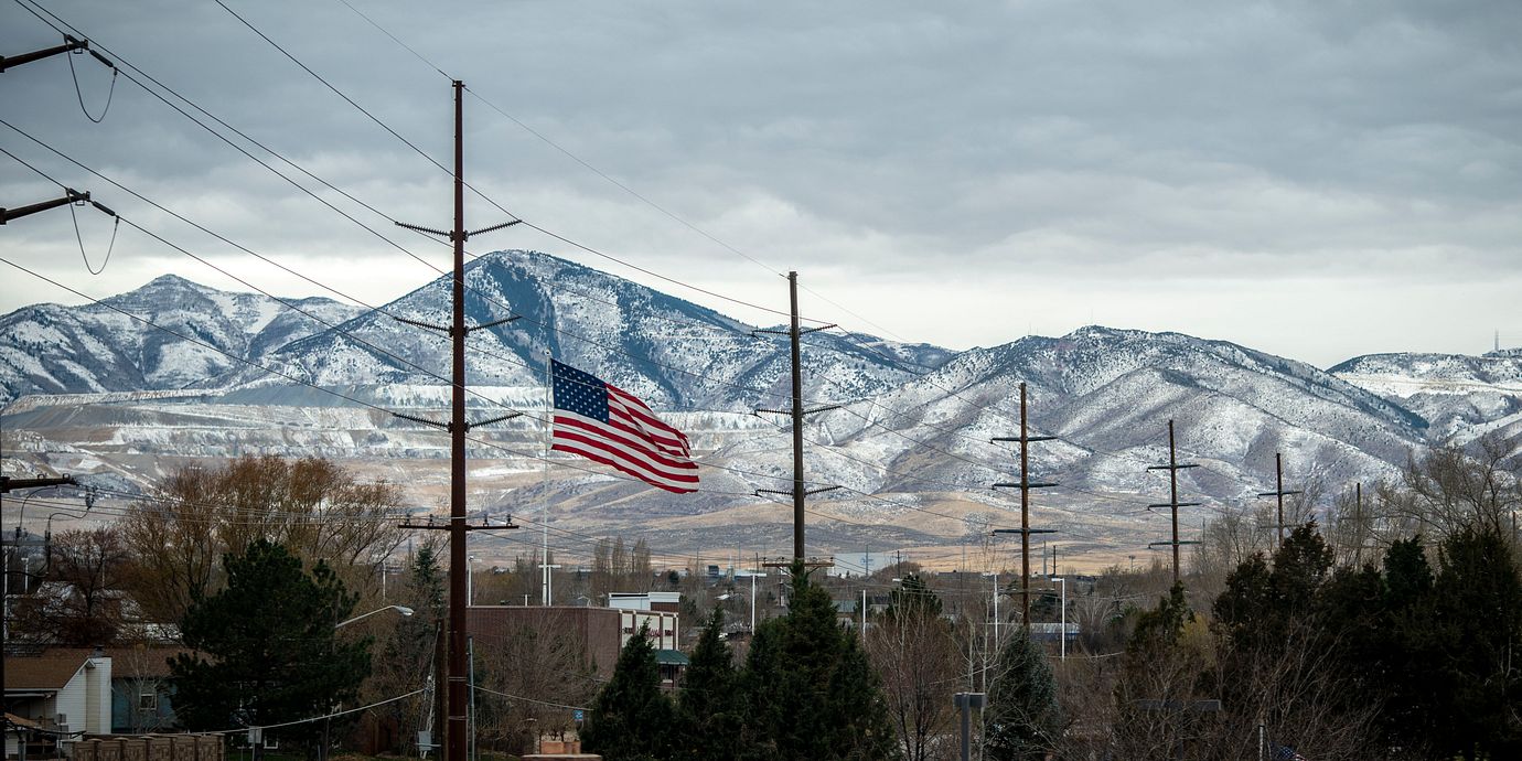 En amerikansk flagga vajar över staden Bountiful i Utah. Arkivbild.