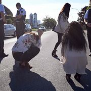 Polis och civila utanför nattklubben Grey i Konstanz, där minst en person dödades i skottlossning på söndagsmorgonen.
