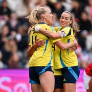Sveriges Stina Blackstenius (#11) jublar med Kosovare Asllani efter att ha gjort 0-1 under damernas landskamp i fotboll mellan Norge och Sverige på Ullevål Stadion i Oslo.