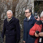 Thorbjørn Jagland lämnar lägenheten tillsammans med sin advokat Anders Brosveet. 