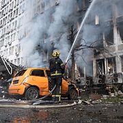 Brandmän i Kyijv efter attacker.