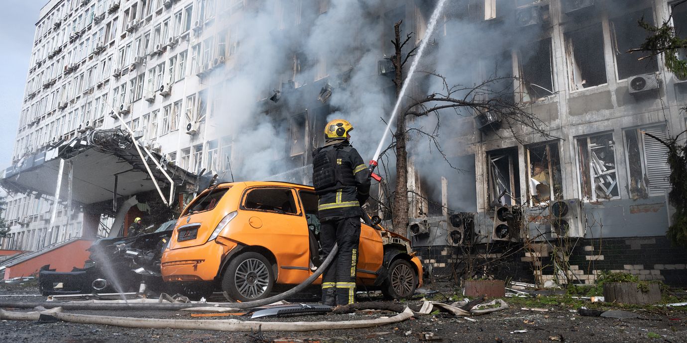 Brandmän i Kyijv efter attacker.