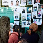 Människor söker efter anhöriga på listor över saknade personer efter explosionen