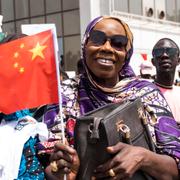 Senegaleser välkomnar Kinas president Xi Jinping på flygplatsen i Dakar, 2018. 