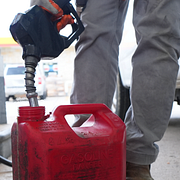 Oljefält i Syrien, tankning i Texas och vattendroppe.